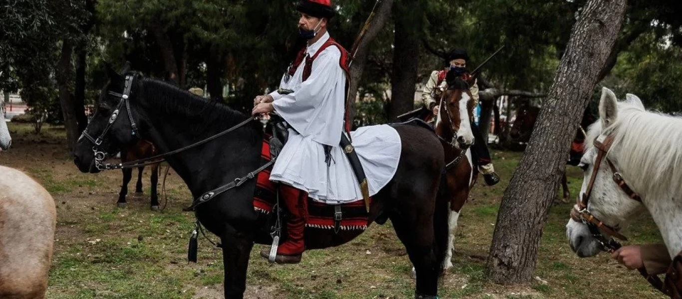 Οι έφιπποι με παραδοσιακές φορεσιές λίγο πριν την παρέλαση στο Ζάππειο (φώτο)